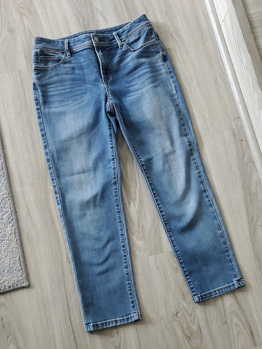 CHICOS Women’s Blue Slim Straight Crop Jeans Size 00